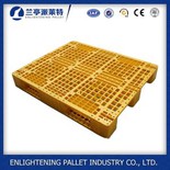 Pallet Plastik dengan 3 Pelari di Bawah
